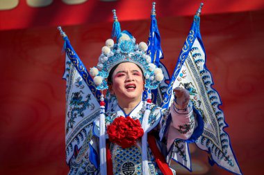 Roma, İtalya - 18 Şubat 2024: Meydanda Çin Yeni Yıl kutlamaları, halka açık etkinlikler. Geleneksel Çin kıyafetleriyle geçit töreni.