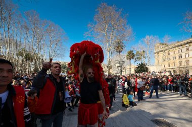 Roma, İtalya - 18 Şubat 2024: Meydanda Çin Yeni Yıl kutlamaları, Çin kültürünün, şarkıcıların, müzisyenlerin tipik geleneksel bale kıyafetleriyle yapılan halk etkinlikleri.
