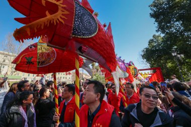 Roma, İtalya - 18 Şubat 2024: Meydanda Çin Yeni Yıl kutlamaları, Çin kültürünün, şarkıcıların, müzisyenlerin tipik geleneksel bale kıyafetleriyle yapılan halk etkinlikleri.