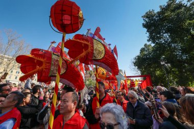 Roma, İtalya - 18 Şubat 2024: Meydanda Çin Yeni Yıl kutlamaları, Çin kültürünün, şarkıcıların, müzisyenlerin tipik geleneksel bale kıyafetleriyle yapılan halk etkinlikleri.