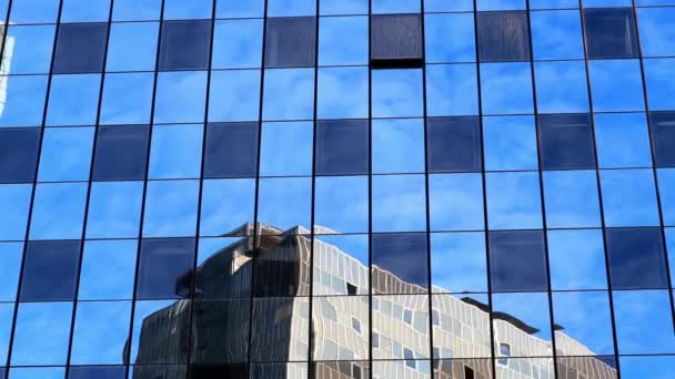 青空に流れる雲が映し出される高層ビルの鏡面 — ストック動画