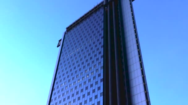 Зеркальный Фасад Современного Здания Капсульным Внешним Лифтом — стоковое видео