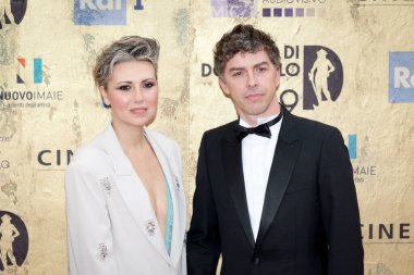 Roma, İtalya - 3 Mayıs 2024: Michele Riondino ve eşi, İtalya 'nın Sinema Salonu' nda düzenlenen David di Donatello 2024 ödül törenine katıldılar.