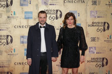 Roma, İtalya - 3 Mayıs 2024: Francesco Di Giacomo ve bir konuk, İtalya 'daki Cinecitta Stüdyoları' nda düzenlenen David di Donatello 2024 ödül törenine katıldılar..