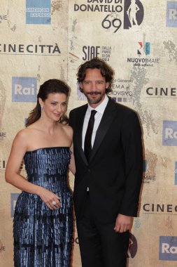 Roma, İtalya - 3 Mayıs 2024: Barbara Ronchi ve Alessandro Tedeschi, İtalya 'nın Cinecitta Stüdyoları' nda düzenlenen David di Donatello ödül törenine katıldılar..