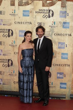 Roma, İtalya - 3 Mayıs 2024: Barbara Ronchi ve Alessandro Tedeschi, İtalya 'nın Cinecitta Stüdyoları' nda düzenlenen David di Donatello ödül törenine katıldılar..