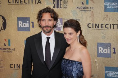 Roma, İtalya - 3 Mayıs 2024: Barbara Ronchi ve Alessandro Tedeschi, İtalya 'nın Cinecitta Stüdyoları' nda düzenlenen David di Donatello ödül törenine katıldılar..