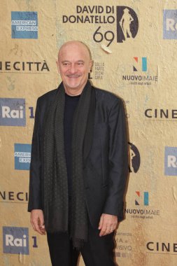 Roma, İtalya - 3 Mayıs 2024: Claudio Bisio, Roma, İtalya 'daki Cinecitta Stüdyoları' nda düzenlenen David di Donatello 2024 ödül törenine katıldı..