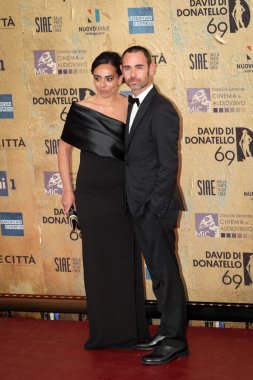 Roma, İtalya - 3 Mayıs 2024: Carmine Guarino (R) ve bir konuk, İtalya 'daki Cinecitta Stüdyoları' nda düzenlenen David di Donatello 2024 ödül törenine katıldılar..