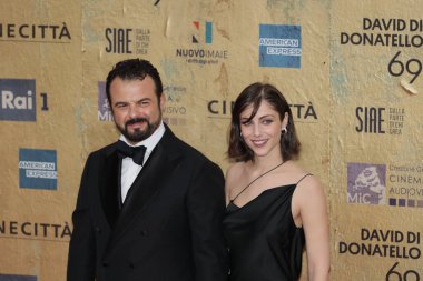 Roma, İtalya - 3 Mayıs 2024: Edoardo De Angelis ve bir konuk Roma, İtalya 'daki Cinecitta Stüdyoları' nda düzenlenen David di Donatello 2024 ödül törenine katıldılar..