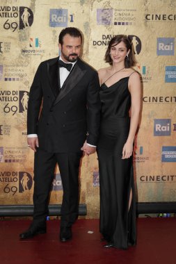 Roma, İtalya - 3 Mayıs 2024: Edoardo De Angelis ve bir konuk Roma, İtalya 'daki Cinecitta Stüdyoları' nda düzenlenen David di Donatello 2024 ödül törenine katıldılar..