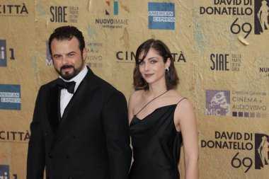 Roma, İtalya - 3 Mayıs 2024: Edoardo De Angelis ve bir konuk Roma, İtalya 'daki Cinecitta Stüdyoları' nda düzenlenen David di Donatello 2024 ödül törenine katıldılar..