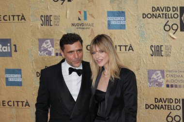 Roma, İtalya - 3 Mayıs 2024: Adriano Giannini ve Gaia Trussardi, İtalya 'nın Cinecitta Stüdyoları' nda düzenlenen David di Donatello ödül törenine katıldılar..