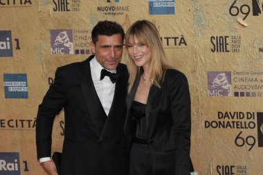 Roma, İtalya - 3 Mayıs 2024: Adriano Giannini ve Gaia Trussardi, İtalya 'nın Cinecitta Stüdyoları' nda düzenlenen David di Donatello ödül törenine katıldılar..