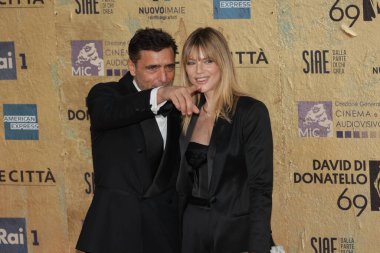 Roma, İtalya - 3 Mayıs 2024: Adriano Giannini ve Gaia Trussardi, İtalya 'nın Cinecitta Stüdyoları' nda düzenlenen David di Donatello ödül törenine katıldılar..