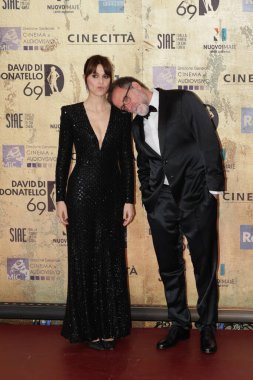 Roma, İtalya - 3 Mayıs 2024: Valerio Mastandrea ve Paola Cortellesi, İtalya 'nın Cinecitta Stüdyoları' nda düzenlenen David di Donatello 2024 ödül törenine katıldılar..
