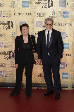 Roma, İtalya - 3 Mayıs 2024: Serena Dandini ve Lele Marchitelli, İtalya 'daki Cinecitta Stüdyoları' nda düzenlenen David di Donatello 2024 ödül törenine katıldılar..