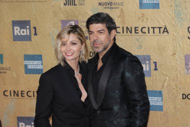 Roma, İtalya - 3 Mayıs 2024: Pierfrancesco Favino ve Anna Ferzetti, İtalya 'nın Cinecitta Stüdyoları' nda düzenlenen David di Donatello 2024 ödül törenine katıldılar..