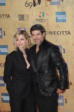 Roma, İtalya - 3 Mayıs 2024: Pierfrancesco Favino ve Anna Ferzetti, İtalya 'nın Cinecitta Stüdyoları' nda düzenlenen David di Donatello 2024 ödül törenine katıldılar..