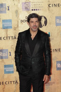 Roma, İtalya - 3 Mayıs 2024: Pierfrancesco Favino, Roma, İtalya 'daki Cinecitta Stüdyolarında düzenlenen David di Donatello 2024 ödül törenine katıldı..