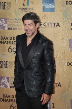 Roma, İtalya - 3 Mayıs 2024: Pierfrancesco Favino, Roma, İtalya 'daki Cinecitta Stüdyolarında düzenlenen David di Donatello 2024 ödül törenine katıldı..