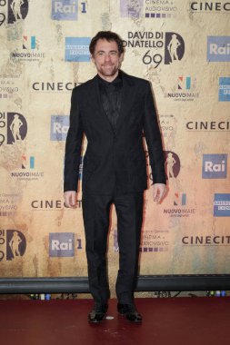 Roma, İtalya - 3 Mayıs 2024: Elio Germano, İtalya 'daki Cinecitta Stüdyoları' nda düzenlenen David di Donatello 2024 ödül törenine katıldı..