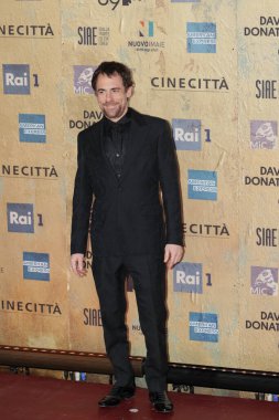 Roma, İtalya - 3 Mayıs 2024: Elio Germano, İtalya 'daki Cinecitta Stüdyoları' nda düzenlenen David di Donatello 2024 ödül törenine katıldı..
