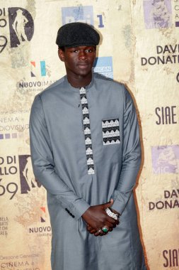 Roma, İtalya - 3 Mayıs 2024: Seydou Sarr, Roma, İtalya 'daki Cinecitta Stüdyoları' nda David di Donatello 2024 ödül törenine katıldı..