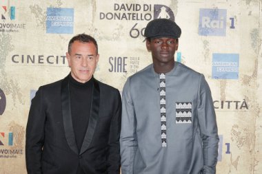 Roma, İtalya - 3 Mayıs 2024: Matteo Garrone ve Seydou Sarr, İtalya 'nın Cinecitta Stüdyoları' nda düzenlenen David di Donatello 2024 ödül törenine katıldılar..