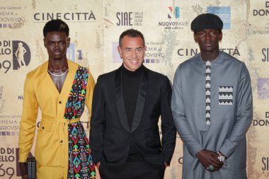 Roma, İtalya - 3 Mayıs 2024: Moustapha Fall, Matteo Garrone ve Seydou Sarr, İtalya 'nın Cinecitta Studios şehrinde düzenlenen David di Donatello 2024 ödül törenine katıldılar..