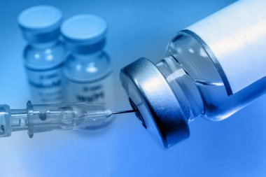 Covid-19 aşısını şırıngayla uygulayın. SARS-CoV-2 virüs aşısı. RNA aşıları