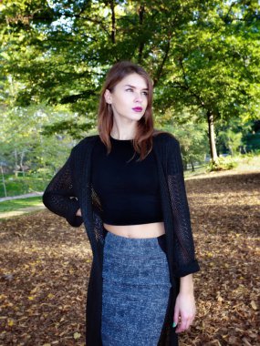 Genç bir Rus kadının yarım boy portresinin portresi. Düz kahverengi saçlı, uzun. Gri gözler. Etli ve kırmızı dudaklar. Açık tenli ve derin bakışlı. Doğal ışık.