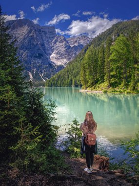 Seyahat yaz tatili konsepti. Tek gezgin Braies Gölü Lago di Braies İtalyan Dolomitleri, İtalya, Avrupa 'daki Alp Gölü' nü ziyaret eder. Kız yaz tatilinde Braies Gölü 'nü ziyaret ediyor..