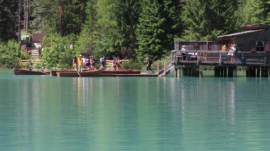 Braies (BL), 6 Ağustos 2020: Braies Gölü 'nde tekne turistleri Lago di Braies İtalyan Dolomitleri, İtalya, Avrupa' da alp gölü. Seyahat yaz tatili kavramı. 