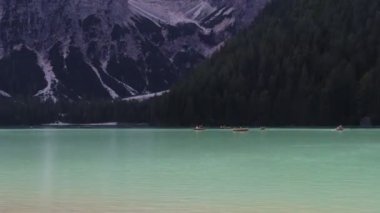 Braies Gölü 'ndeki teknelerdeki turistler Lago di Braies İtalyan Dolomitleri, İtalya, Avrupa' daki Alp Gölü. Seyahat yaz tatili konsepti - zaman atlaması.