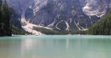 Braies Gölü 'ndeki teknelerdeki turistler Lago di Braies İtalyan Dolomitleri, İtalya, Avrupa' daki Alp Gölü. Seyahat yaz tatili kavramı.