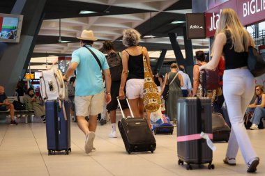 Napoli, İtalya: 3 Ağustos 2024: Napoli Centrale tren istasyonundaki gezginler yaz tatili için turistlerle dolup taşıyor.