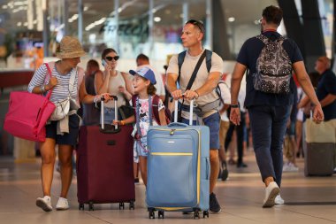 Napoli, İtalya: 3 Ağustos 2024: Napoli Centrale tren istasyonundaki gezginler yaz tatili için turistlerle dolup taşıyor.