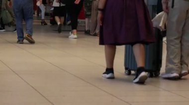 Napoli, İtalya: 3 Ağustos 2024: Napoli Centrale tren istasyonundaki gezginler yaz tatili için turistlerle dolup taşıyor.