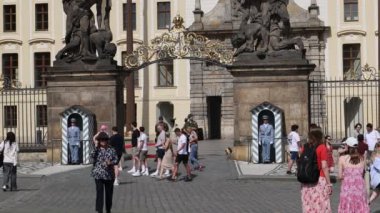 Prag, Çek Cumhuriyeti - 6 Temmuz 2023: Kraliyet muhafızlarının her saat başı değiştiği Prag 'daki Kraliyet Sarayı' nın ana giriş kapısı. Orkestranın askerlere eşlik ettiği gün ortası gösterisi en görkemlisidir..