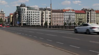 Prag, Çek Cumhuriyeti - 7 Temmuz 2023: Jirskv köprüsündeki şehir trafiği, Dansçı Evi yakınlarındaki, şehrin yeni kesiminde.
