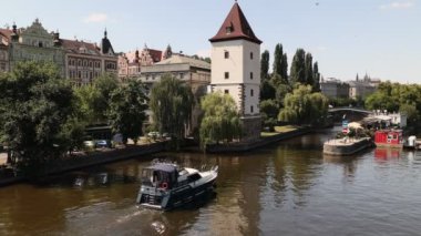 Prag, Çek Cumhuriyeti - 7 Temmuz 2023: Malostransk vodrna kentteki birçok su kulesi arasında yer almaktadır. Başlangıçta kule ahşaptan yapılmıştı, sonra 1560 yılında yerine bu taştan yapılmış kule dikildi..