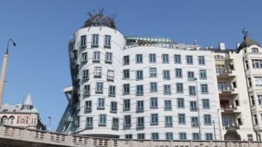 Prag, Çek Cumhuriyeti - 7 Temmuz 2023: Dancing House, kıvrımlı ofis bloğu mimarı Frank Gehry tarafından şehre bakan bir çatı restoranı ile. Modern mimari, şehir turizmi.