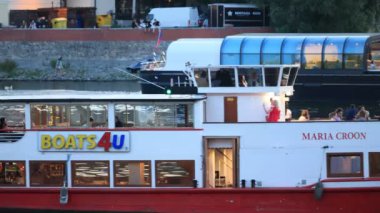 Prag, Çek Cumhuriyeti - 8 Temmuz 2023: Moldova nehrinde seyir, turistlerle dolu bazı tekneler nehirden geçiyor.