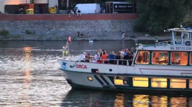 Prag, Çek Cumhuriyeti - 8 Temmuz 2023: Moldova nehrinde seyir, turistlerle dolu bazı tekneler nehirden geçiyor.