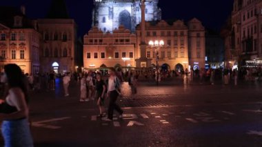 Prag, Çek Cumhuriyeti - 8 Temmuz 2023: Eski Şehir Meydanı akşam aydınlandı ve turistlerle dolu.
