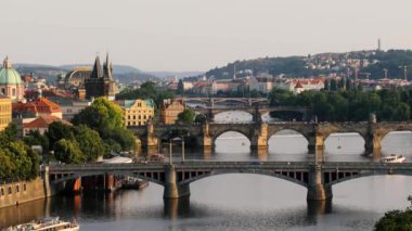 Çek Cumhuriyeti Prag 'daki Vltava nehri üzerindeki Eski Şehir İskelesi mimarisi ve Charles Köprüsü manzaralı. Prag ikonu Charles Bridge (Karluv Most) ve Eski Şehir Köprüsü Kulesi, Çek Cumhuriyeti.