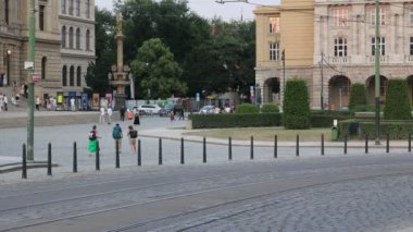 Prag, Çek Cumhuriyeti - 9 Temmuz 2023: Çek Cumhuriyeti 'nin Prag kentinden geçen eski bir toplu taşıma servisi tramvayı. Avrupa 'da şehir hayatı.