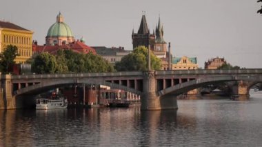 Çek Cumhuriyeti Prag 'daki Vltava Nehri üzerindeki Eski Şehir İskelesi mimarisi ve Köprüsü manzarası