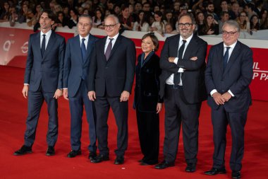 Roma, İtalya - 16 Ekim 2024: (L-R) Alessandro Onorato, Raffaele Ranucci, Roberto Gualtieri, Paola Malanga, Romanlar Başına Fondazione Sineması Başkanı, Salvatore Nastasi ve Miguel Gotor 19. Roma Film Festivali sırasında kırmızı halıya katıldılar..